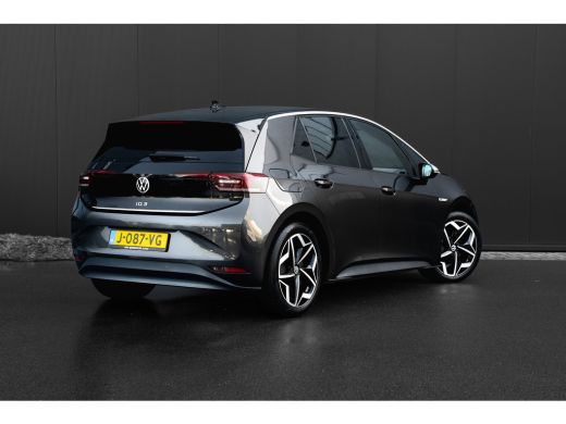 Volkswagen ID.3 First Plus 58 kWh | Achteruitrijcamera | Stoel/Stuurverwarming | IQ. Light | ActivLease financial lease
