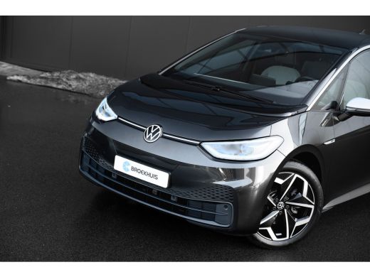 Volkswagen ID.3 First Plus 58 kWh | Achteruitrijcamera | Stoel/Stuurverwarming | IQ. Light | ActivLease financial lease