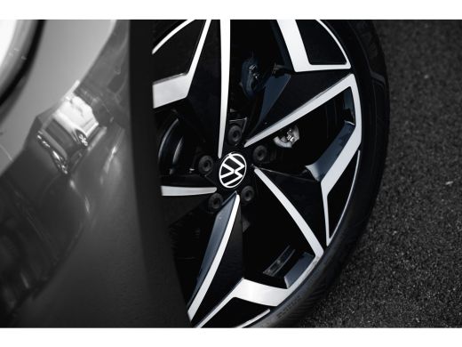Volkswagen ID.3 First Plus 58 kWh | Achteruitrijcamera | Stoel/Stuurverwarming | IQ. Light | ActivLease financial lease