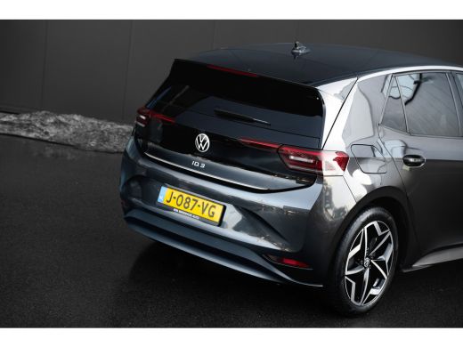 Volkswagen ID.3 First Plus 58 kWh | Achteruitrijcamera | Stoel/Stuurverwarming | IQ. Light | ActivLease financial lease