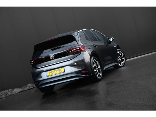 Volkswagen ID.3 First Plus 58 kWh | Achteruitrijcamera | Stoel/Stuurverwarming | IQ. Light | ActivLease financial lease