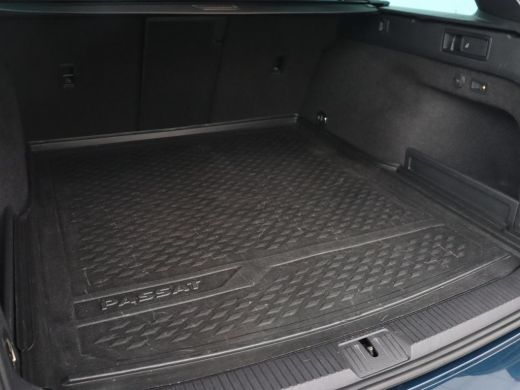 Volkswagen Passat 1.5 TSI R-Line | Panoramadak | Trekhaak | Matrix LED | Stoelverwarming | Adaptive cruise | Leder/... ActivLease financial lease