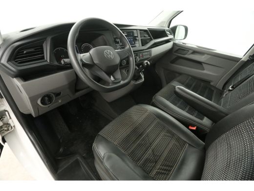 Volkswagen Transporter 2.0 TDI L2H1 150PK | Airco | Cruise | Carplay | 3-Zits | Trekh. | Parkeersens. | Stoelverw. ActivLease financial lease