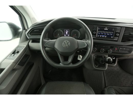 Volkswagen Transporter 2.0 TDI L2H1 150PK | Airco | Cruise | Carplay | 3-Zits | Trekh. | Parkeersens. | Stoelverw. ActivLease financial lease
