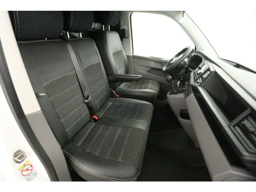 Volkswagen Transporter 2.0 TDI L2H1 150PK | Airco | Cruise | Carplay | 3-Zits | Trekh. | Parkeersens. | Stoelverw. ActivLease financial lease