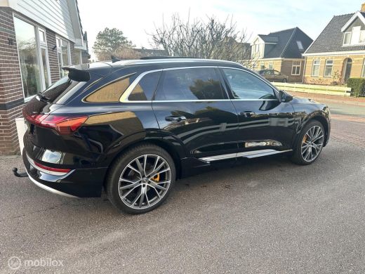 Audi e-tron e-tron 55 quattro advanced 95 kWh S-LINE PAKKET LUCHTVERING PANORAMADAK AUDI SPORTSTOELEN SFEERVE... ActivLease financial lease