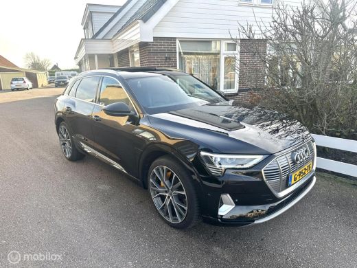 Audi e-tron e-tron 55 quattro advanced 95 kWh S-LINE PAKKET LUCHTVERING PANORAMADAK AUDI SPORTSTOELEN SFEERVE... ActivLease financial lease