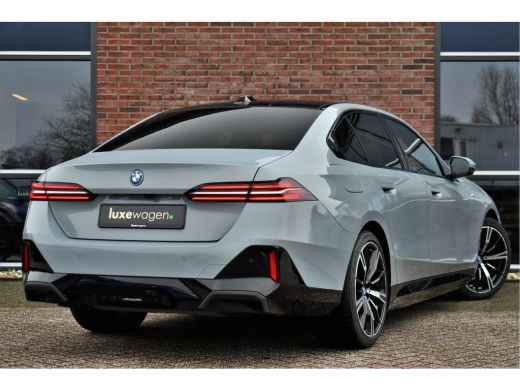 BMW 5 Serie 530e M-Sport Pano ACC 360 H/K Stoel-vent Brooklyngrau ActivLease financial lease