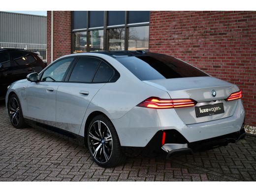 BMW 5 Serie 530e M-Sport Pano ACC 360 H/K Stoel-vent Brooklyngrau ActivLease financial lease