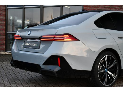 BMW 5 Serie 530e M-Sport Pano ACC 360 H/K Stoel-vent Brooklyngrau ActivLease financial lease