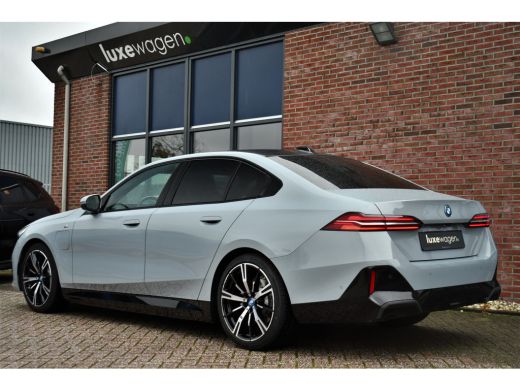 BMW 5 Serie 530e M-Sport Pano ACC 360 H/K Stoel-vent Brooklyngrau ActivLease financial lease