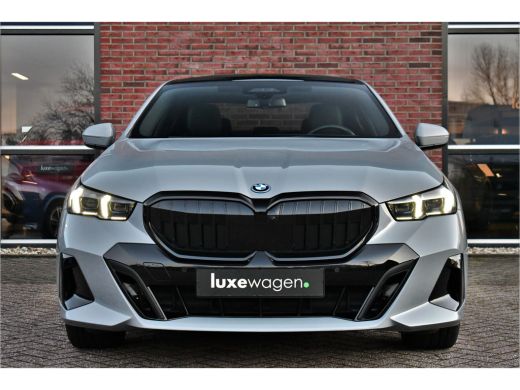 BMW 5 Serie 530e M-Sport Pano ACC 360 H/K Stoel-vent Brooklyngrau ActivLease financial lease