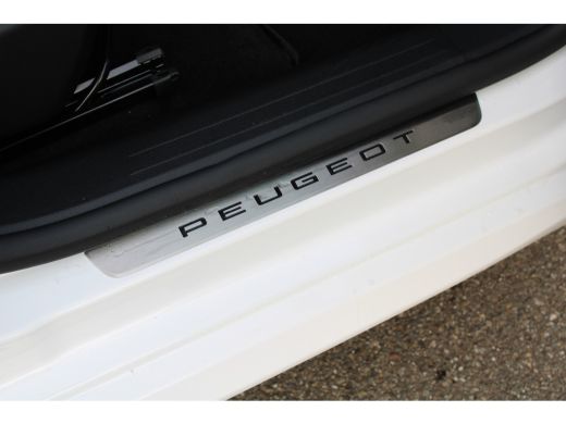Peugeot e-208 EV GT 50 kWh | Fase 3 laden | Nieuw model | BTW | Navigatie | Camera voor + achter | ActivLease financial lease
