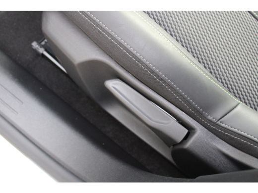 Peugeot e-208 EV GT 50 kWh | Fase 3 laden | Nieuw model | BTW | Navigatie | Camera voor + achter | ActivLease financial lease