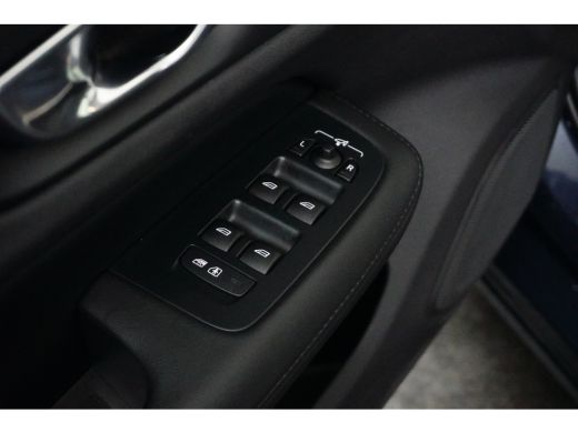 Volvo  V60 2.0 T6 Plug-in hybrid AWD Ultra Dark | Trekhaak | Panoramadak | BLIS | PDC V+A en camera | Stoel ... ActivLease financial lease