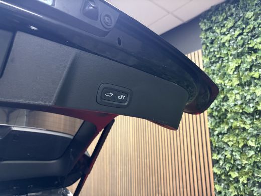 Volvo  XC40 T2 Aut. R-Design Schuifdak | Adaptieve Cruise Control | Stoel en Stuurwielverwarming | Parkeercam... ActivLease financial lease