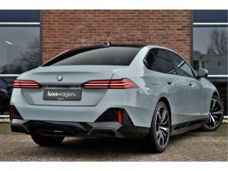 BMW 5 Serie 530e M-Sport Pano ACC 360 H/K Stoel-vent Brooklyngrau
