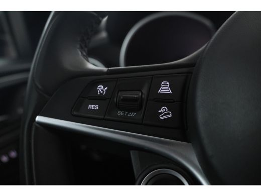 Alfa Romeo Stelvio 2.2d B-Tech Alles zwart, Volledier, Climate, Trkehaak, ActivLease financial lease