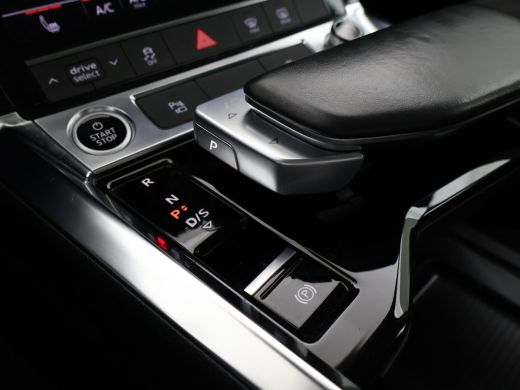 Audi e-tron 55 QUATTRO 95 kWh + TREKHAAK | NACHTZICHT | LUCHTVERING | HEAD-UP | ADAPTIVE CRUISE CONTROL ActivLease financial lease