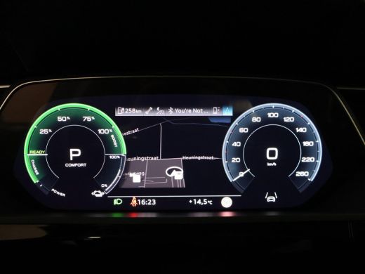 Audi e-tron 55 QUATTRO 95 kWh + TREKHAAK | NACHTZICHT | LUCHTVERING | HEAD-UP | ADAPTIVE CRUISE CONTROL ActivLease financial lease