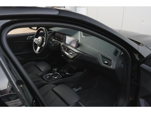 BMW 1 Serie 118i Sport Line Automaat / Sportstoelen / Achteruitrijcamera / M Sportonderstel / LED / Aircondit... ActivLease financial lease