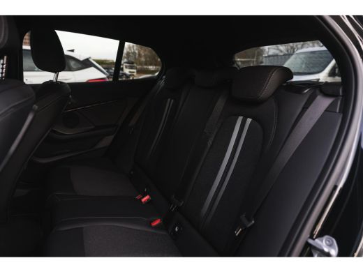 BMW 1 Serie 118i Sport Line Automaat / Sportstoelen / Achteruitrijcamera / M Sportonderstel / LED / Aircondit... ActivLease financial lease