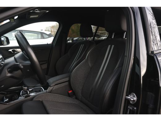 BMW 1 Serie 118i Sport Line Automaat / Sportstoelen / Achteruitrijcamera / M Sportonderstel / LED / Aircondit... ActivLease financial lease