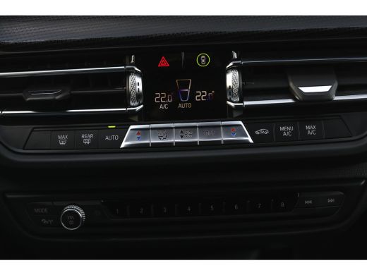 BMW 1 Serie 118i Sport Line Automaat / Sportstoelen / Achteruitrijcamera / M Sportonderstel / LED / Aircondit... ActivLease financial lease