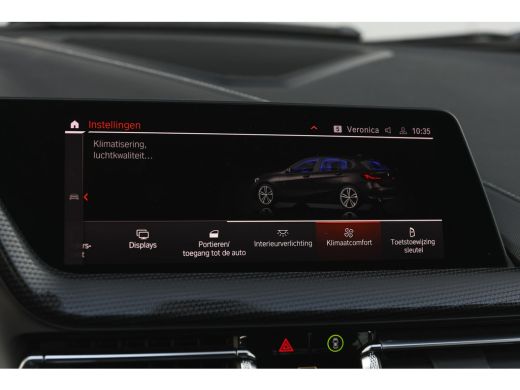 BMW 1 Serie 118i Sport Line Automaat / Sportstoelen / Achteruitrijcamera / M Sportonderstel / LED / Aircondit... ActivLease financial lease