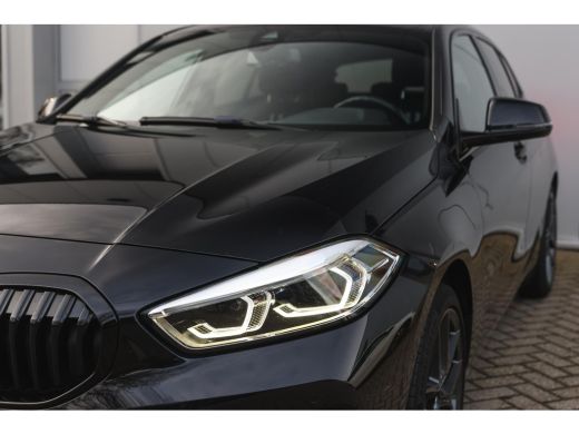 BMW 1 Serie 118i Sport Line Automaat / Sportstoelen / Achteruitrijcamera / M Sportonderstel / LED / Aircondit... ActivLease financial lease