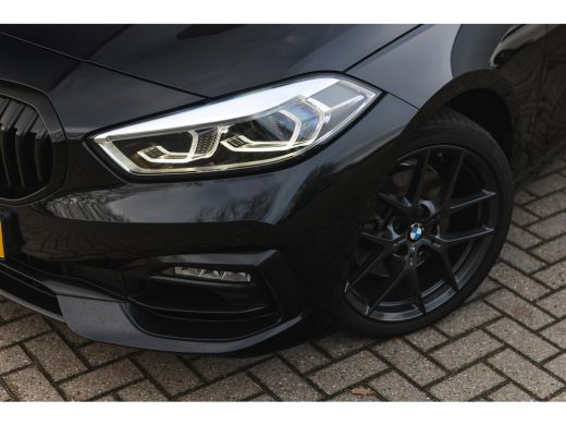 BMW 1 Serie 118i Sport Line Automaat / Sportstoelen / Achteruitrijcamera / M Sportonderstel / LED / Aircondit... ActivLease financial lease