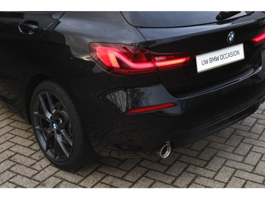 BMW 1 Serie 118i Sport Line Automaat / Sportstoelen / Achteruitrijcamera / M Sportonderstel / LED / Aircondit... ActivLease financial lease