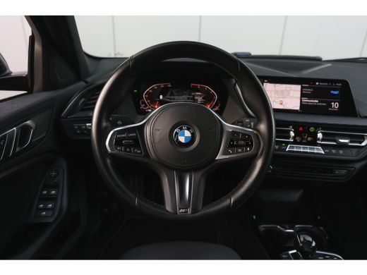 BMW 1 Serie 118i Sport Line Automaat / Sportstoelen / Achteruitrijcamera / M Sportonderstel / LED / Aircondit... ActivLease financial lease