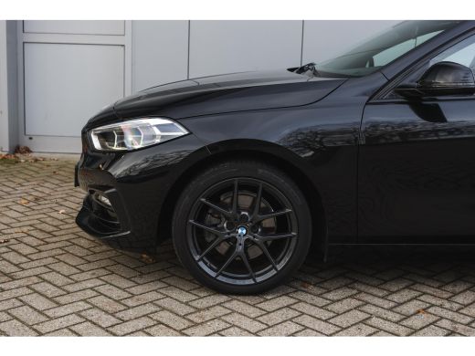 BMW 1 Serie 118i Sport Line Automaat / Sportstoelen / Achteruitrijcamera / M Sportonderstel / LED / Aircondit... ActivLease financial lease