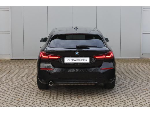 BMW 1 Serie 118i Sport Line Automaat / Sportstoelen / Achteruitrijcamera / M Sportonderstel / LED / Aircondit... ActivLease financial lease