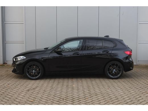 BMW 1 Serie 118i Sport Line Automaat / Sportstoelen / Achteruitrijcamera / M Sportonderstel / LED / Aircondit... ActivLease financial lease