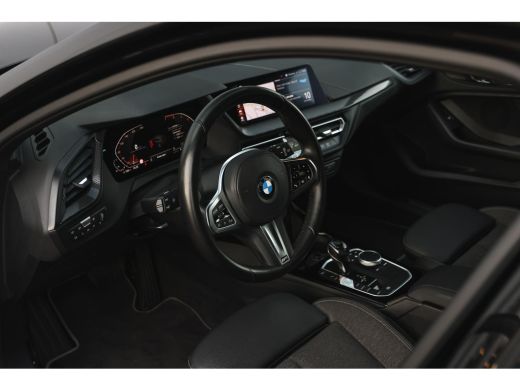 BMW 1 Serie 118i Sport Line Automaat / Sportstoelen / Achteruitrijcamera / M Sportonderstel / LED / Aircondit... ActivLease financial lease