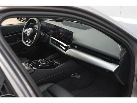BMW 5 Serie Touring 530e M Sport Automaat / Trekhaak / Stoelventilatie / Comfort Access / Adaptieve LED / Par... ActivLease financial lease
