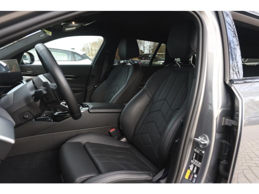 BMW 5 Serie Touring 530e M Sport Automaat / Trekhaak / Stoelventilatie / Comfort Access / Adaptieve LED / Par... ActivLease financial lease