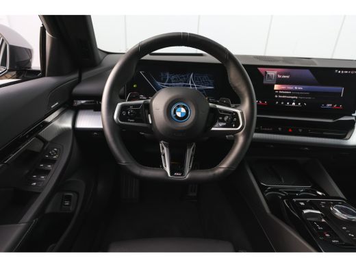 BMW 5 Serie Touring 530e M Sport Automaat / Trekhaak / Stoelventilatie / Comfort Access / Adaptieve LED / Par... ActivLease financial lease