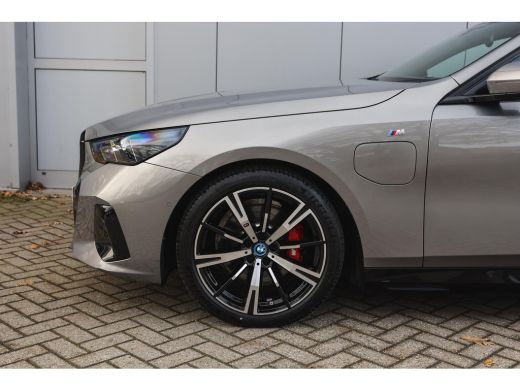 BMW 5 Serie Touring 530e M Sport Automaat / Trekhaak / Stoelventilatie / Comfort Access / Adaptieve LED / Par... ActivLease financial lease