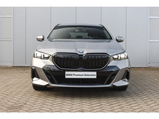 BMW 5 Serie Touring 530e M Sport Automaat / Trekhaak / Stoelventilatie / Comfort Access / Adaptieve LED / Par... ActivLease financial lease