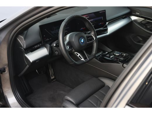 BMW 5 Serie Touring 530e M Sport Automaat / Trekhaak / Stoelventilatie / Comfort Access / Adaptieve LED / Par... ActivLease financial lease