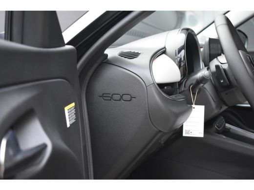 Fiat 600 1.2 Hybrid La Prima 8 Jaar Garantie! | Vol-Leder | Adaptive Cruise | Massage | Elektr. Achterklep... ActivLease financial lease