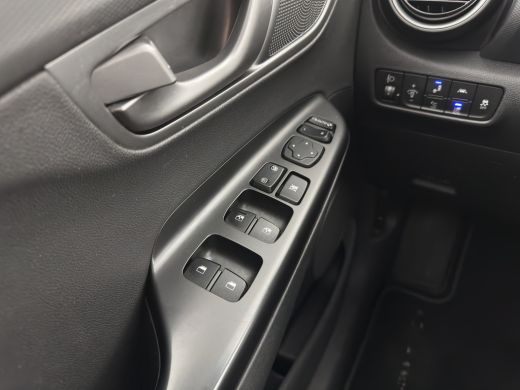 Hyundai Kona EV Fashion 64 kWh (3-Fase) {SOH-100%} (INCL-BTW)  Aut * HEATPUMP | NAVI-FULLMAP | LEATHER-FABRIC ... ActivLease financial lease