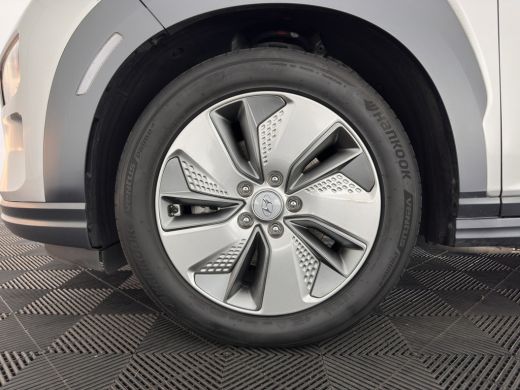 Hyundai Kona EV Fashion 64 kWh (3-Fase) {SOH-100%} (INCL-BTW)  Aut * HEATPUMP | NAVI-FULLMAP | LEATHER-FABRIC ... ActivLease financial lease