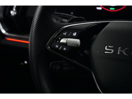Skoda Kodiaq Sportline PHEV | Achter uitrijcamera | Elektrisch bedienbare achterklep | Verwarmd stuurwiel | St... ActivLease financial lease