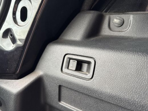 Volkswagen ID. Buzz Cargo Cargo 77 kWh | Trekhaak | Camera | PDC | Betimmering | SOH 95% | ActivLease financial lease