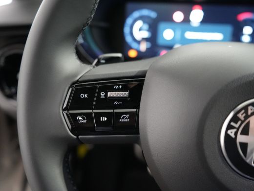 Alfa Romeo Junior 1.2 Turbo Hybrid Ibrida Speciale | Achterbank in delen neerklapbaar | Achteruitrijcamera | Airco ... ActivLease financial lease