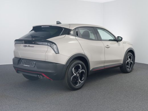 Alfa Romeo Junior 1.2 Turbo Hybrid Ibrida Speciale | Achterbank in delen neerklapbaar | Achteruitrijcamera | Airco ... ActivLease financial lease